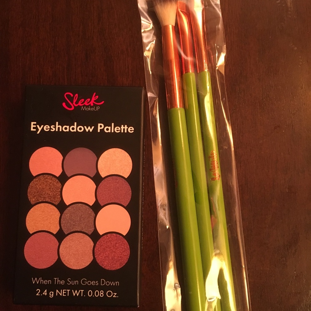 New Sleek Eyeshadow and 3 pk Alamar eye brushes.